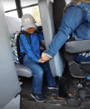 Busselsjåfør trøster gutten og at ingen ser. Noen dager senere kommer beskjeden fra politiet:
