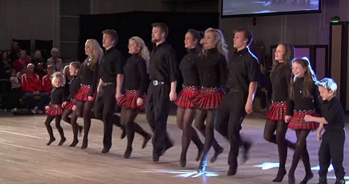 12 søsken danser på scenen. Men når de tar frem instrumentene? Vi har aldri sett noe lignende!