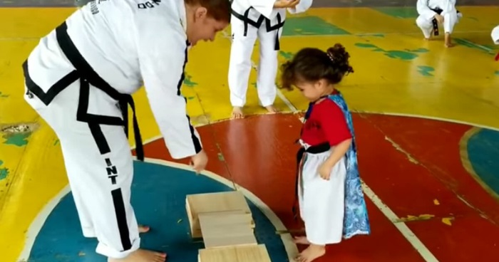 Taekwondo-instruktøren ber den vesle jenta knekke planken. Det hun gjør da får ALLE til å le!