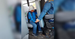 Busssjåføren trøster gutten og tror at ingen ser. Noen dager senere kommer beskjeden fra politiet: