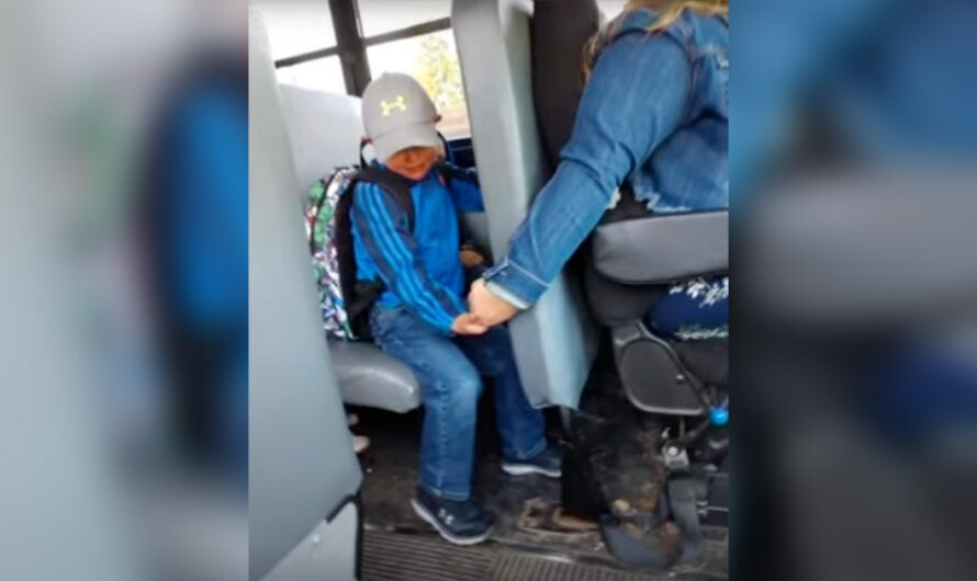 Busssjåføren trøster gutten og tror at ingen ser. Noen dager senere kommer beskjeden fra politiet: